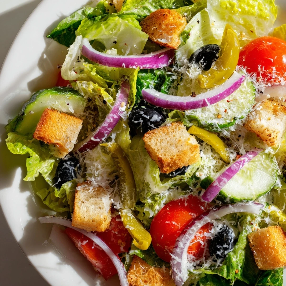 Fresh Olive Garden Salad featuring vibrant tomatoes, pepperoncini, and tangy vinaigrette